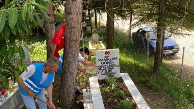 GÜMÜŞOVA KAYMAKAMLIĞI BÜNYESİNDE TOPLUM YARARI PROGRAMI ÇERÇEVESİNDE ÇALIŞANLAR ŞEHİT MEZARLARINI