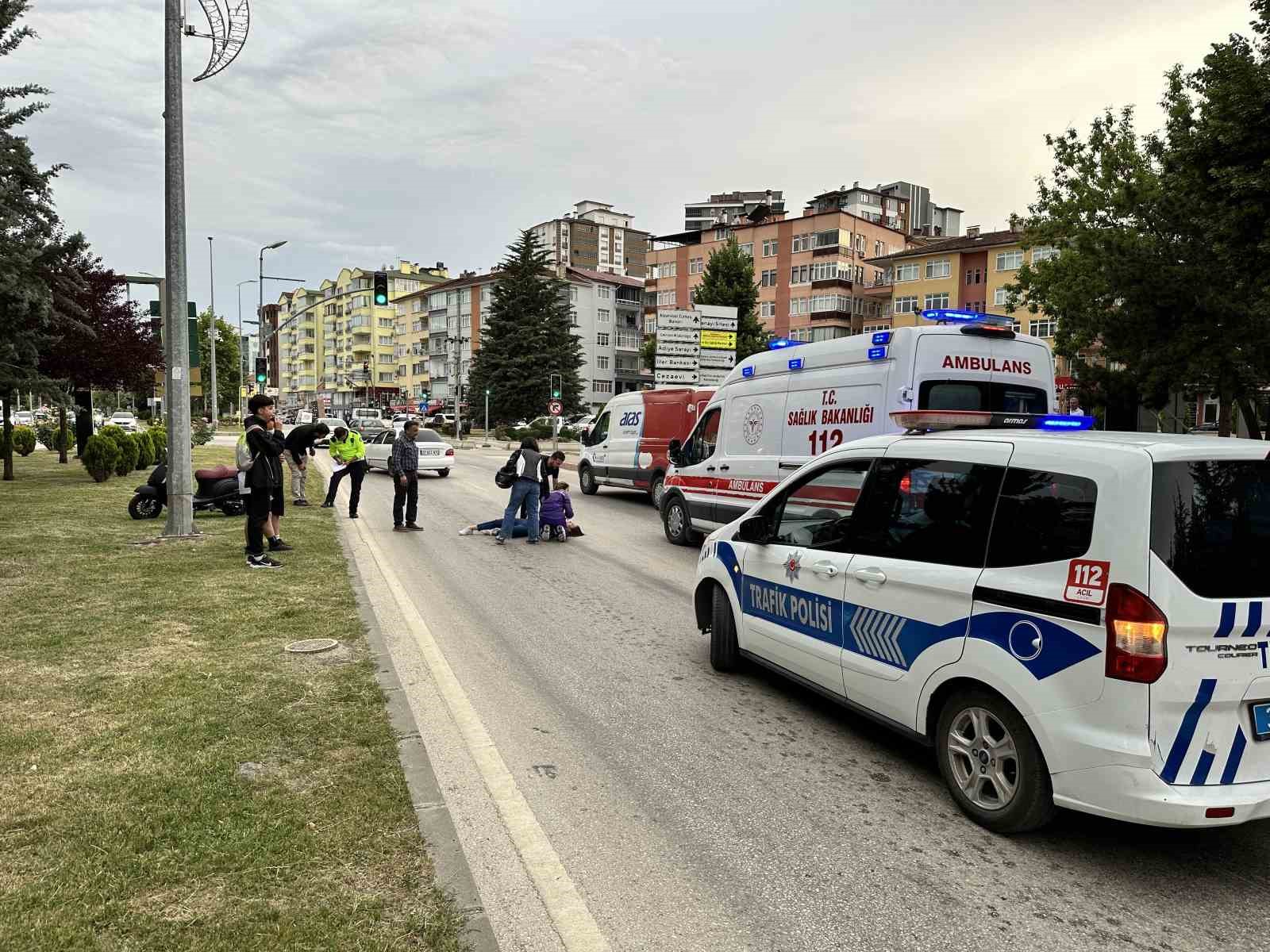 KASTAMONU’DA MOTOSİKLETİYLE SEYİR HALİNDEKİ GENÇ KIZ, DENGESİNİ KAYBEDEREK DÜŞMESİ SONUCU