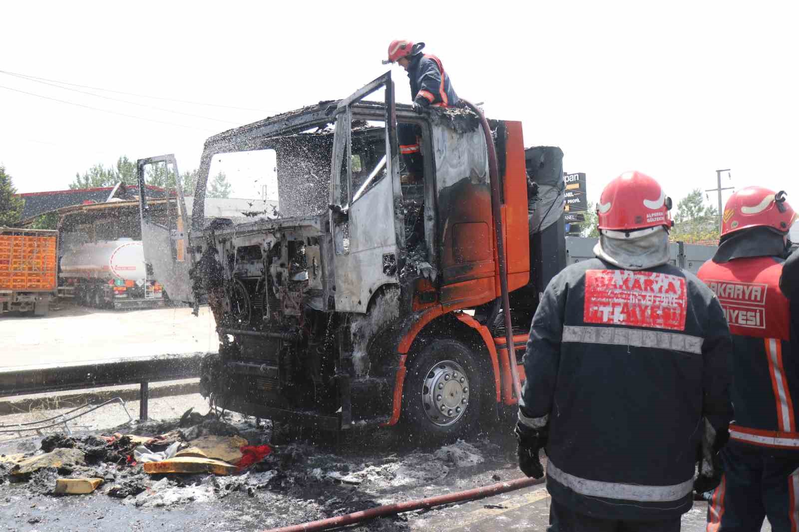 Seyir halindeki tır alev alev yandı