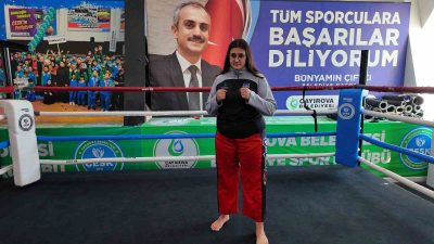 ÇAYIROVA BELEDİYESİ EĞİTİM SPOR KULÜBÜ SPORCUSU SİNEM ERDOĞAN, AY YILDIZLI