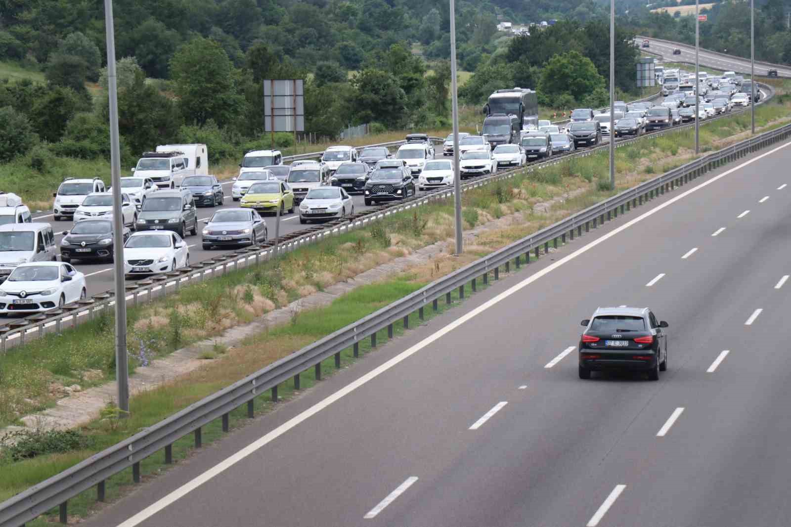 Tatilcilerin trafik çilesi sürüyor