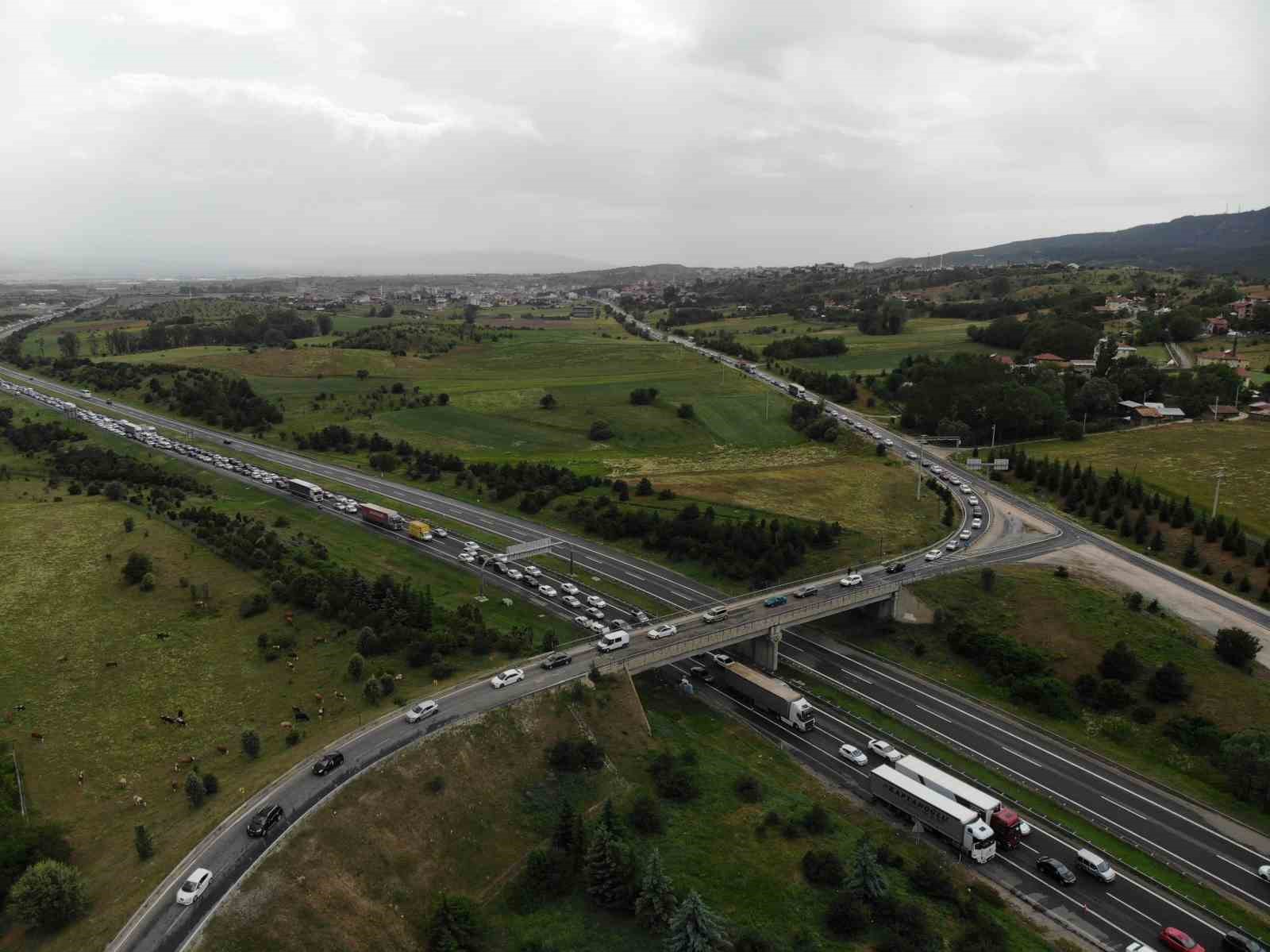 Tatilcilerin trafik çilesi: Uzun araç kuyrukları oluştu