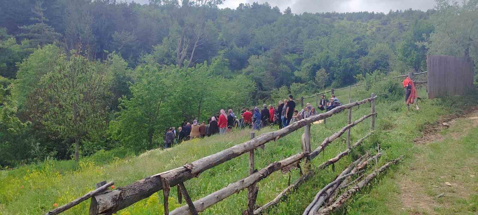 KASTAMONU’NUN KÜRE İLÇESİNDE TARLA SÜRDÜĞÜ SIRADA DEVRİLEN TRAKTÖRÜN ALTINDA KALAN