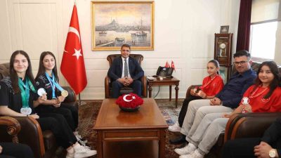 DÜZCE VALİSİ SELÇUK ASLAN, ULUSLARARASI MÜSABAKALARDA DERECE ELDE EDEN SPORCU