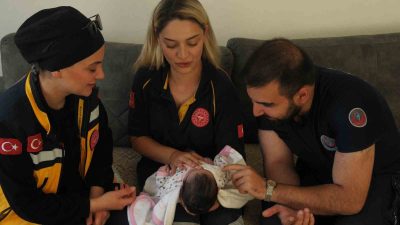 DOĞUMU GERÇEKLEŞTİREN SAĞLIK EKİPLERİ, KIZ BEBEK ŞAM'I VE ANNESİNİ ZİYARET