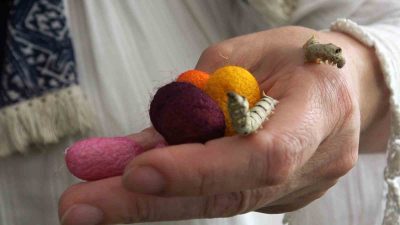 YALOVA’DA YETİŞTİRDİKLERİ İPEK BÖCEKLERİNİN KOZASINI İŞLEYEREK HEDİYELİK ÜRÜNLERE DÖNÜŞTÜREN KADINLAR,