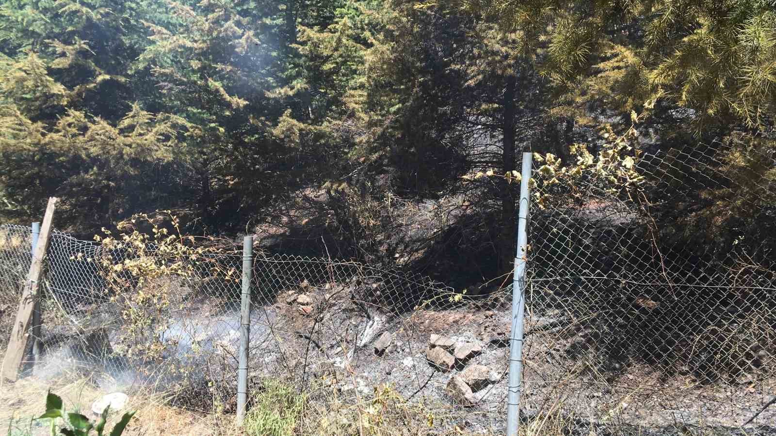 KOCAELİ'NİN KÖRFEZ İLÇESİNDE ÇIKAN YANGIN SEBEBİYLE PANİKLEYEN VATANDAŞLAR SOKAĞA DÖKÜLÜRKEN,