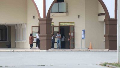 YKS'NİN İKİNCİ OTURUMU BAŞLADI. ÖĞRENCİLER SIRALARDA VELİLER DIŞARIDA TER DÖKÜYOR