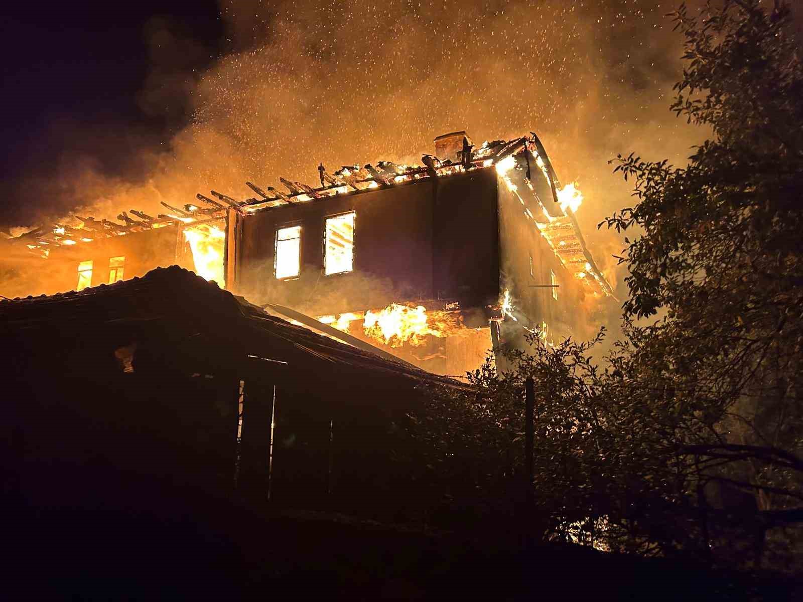 KASTAMONU'NUN TAŞKÖPRÜ İLÇESİNDE ÇIKAN YANGINDA 3 KATLI AHŞAP EV KULLANILMAZ