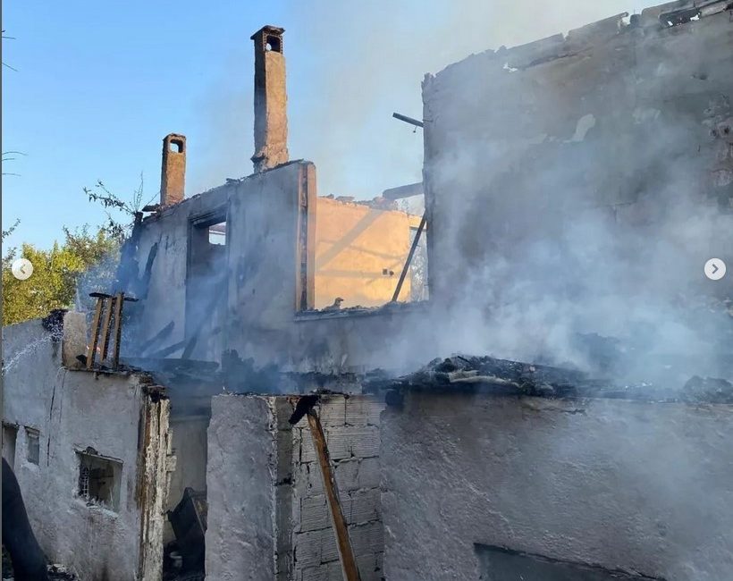 KASTAMONU’NUN TOSYA İLÇESİNDE ÇIKAN YANGINDA 2 KATLI EV KULLANILAMAZ HALE