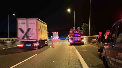 ANADOLU OTOYOLU DÜZCE GEÇİŞİNDE BİR ŞAHIS VİYADÜKLERDE BARİYERLERİN ARKASINA GEÇEREK