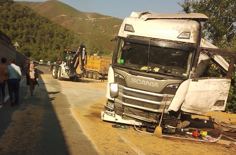 Bilecik’te buğday yüklü tır 3 metre yükseklikten alt yola devrildi