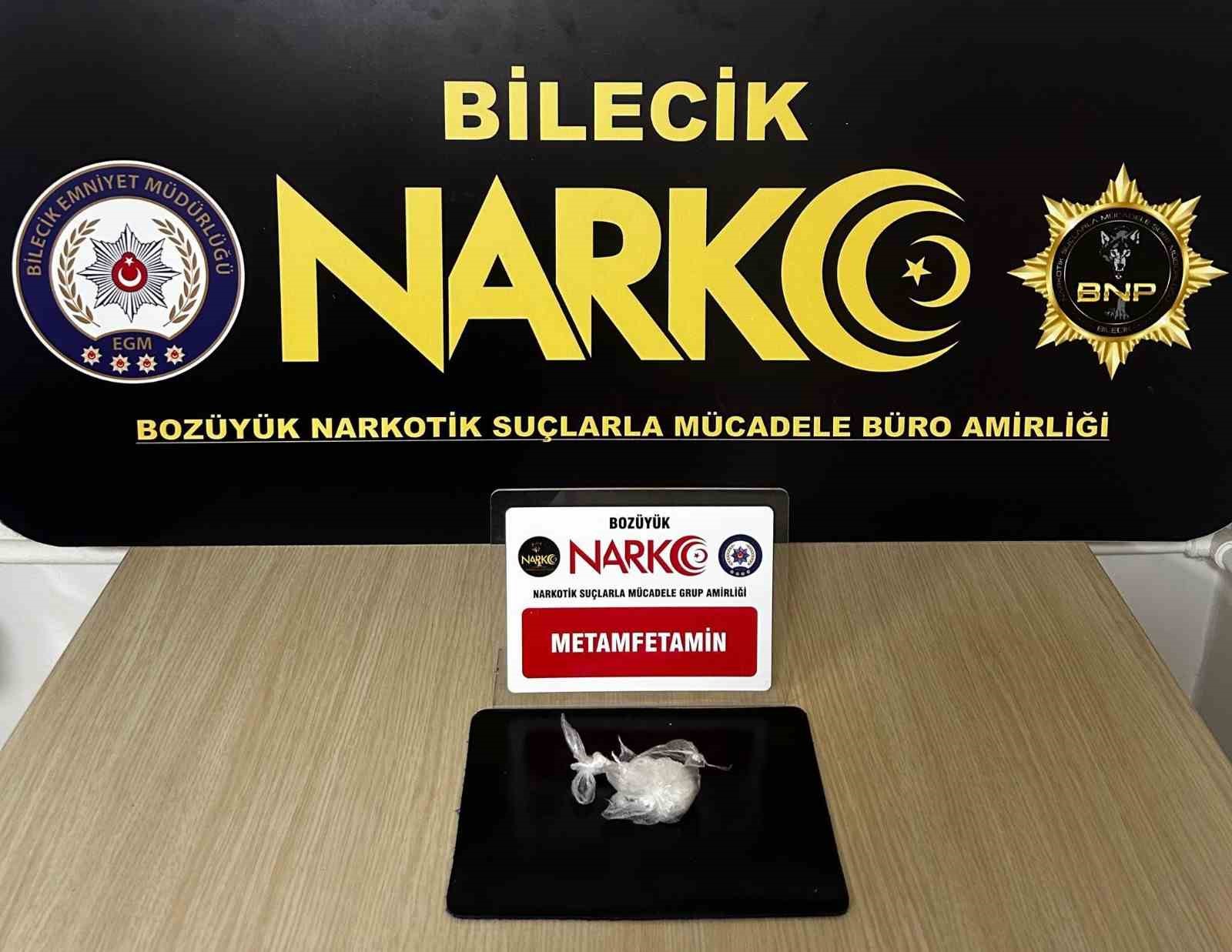 Bilecik’te durdurulan araçta uyuşturucu madde alarmı! 3 şüpheli yakalandı