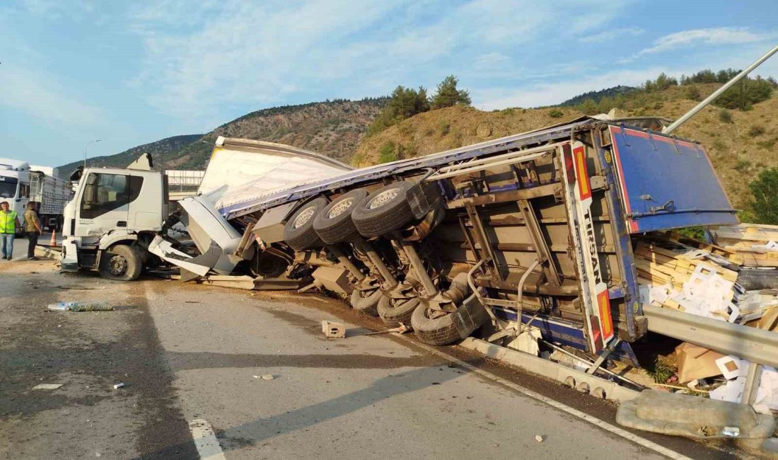 BİLECİK'TE SEYİR HALİNDEKİ KARTON AMBALAJ YÜKLÜ TIR DEVRİLDİ.