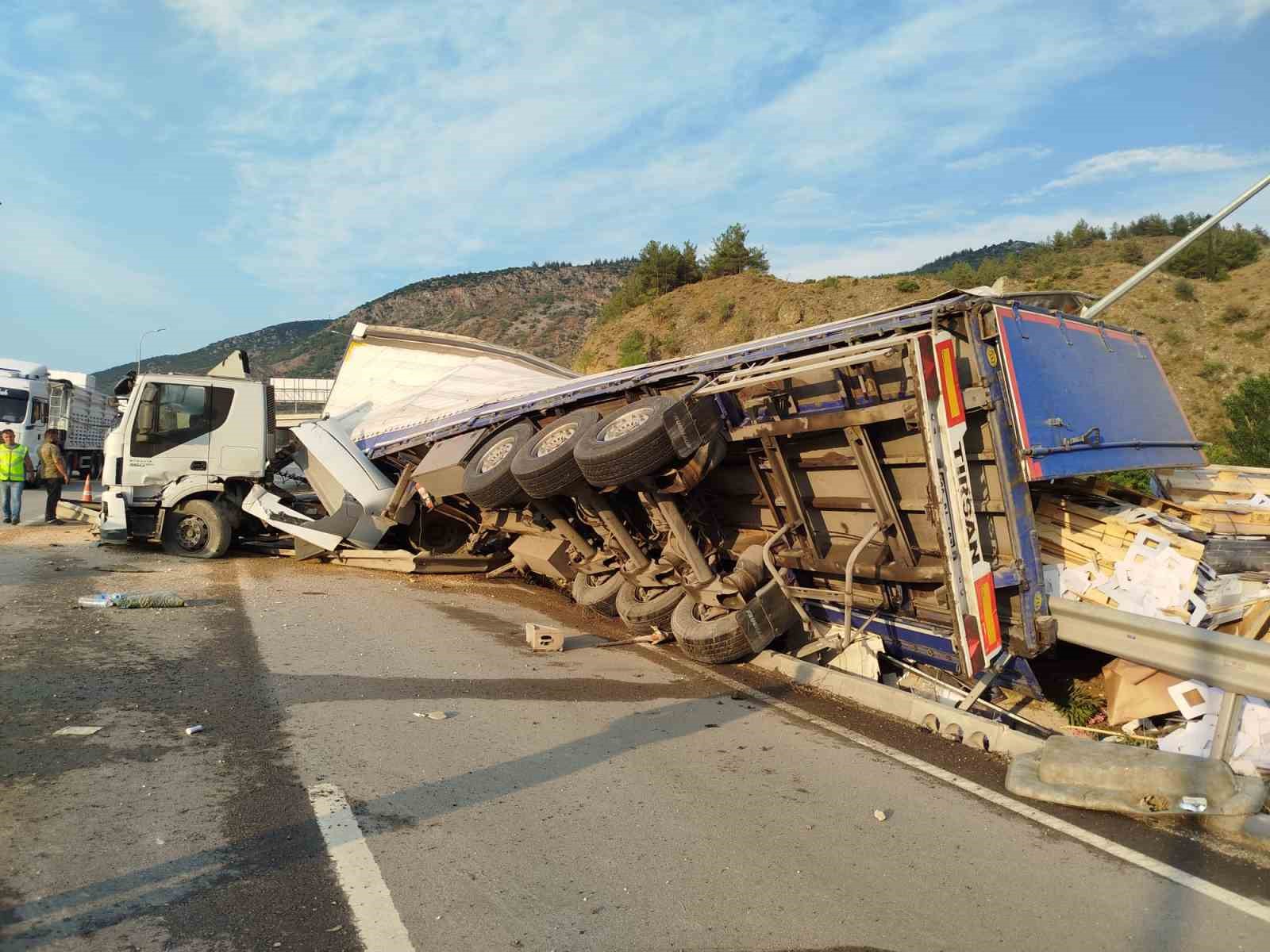 BİLECİK'TE SEYİR HALİNDEKİ KARTON AMBALAJ YÜKLÜ TIR DEVRİLDİ.