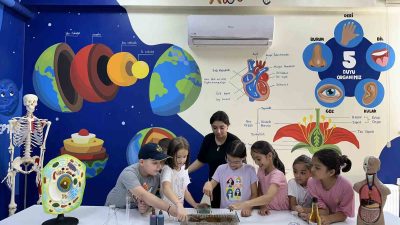 ÇAYIROVA BELEDİYESİ BİLGİEVLERİ YAZ OKULLARI’NDA EĞİTİM ALAN ÇOCUKLAR HEM EĞLENİYOR