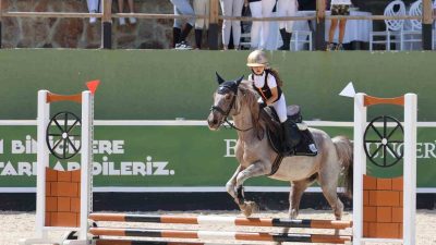 BİNİCİLİKTE EYÜP SABRİ TUNCER PONY LİGİ FİNALİNİN SONUNDA SAKARYALI NUR