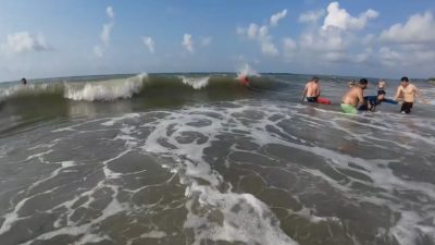 DÜZCE’NİN AKÇAKOCA İLÇESİNDE DALGALI DENİZDE DİP AKINTIYA KAPILAN ANNE VE