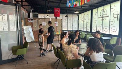 KOCAELİ'NİN BAŞİSKELE İLÇESİNDE, ÖĞRENCİLERİNE İNGİLİZCE PRATİK YAPMALARINI HEDEFLEYEN LEARN AND