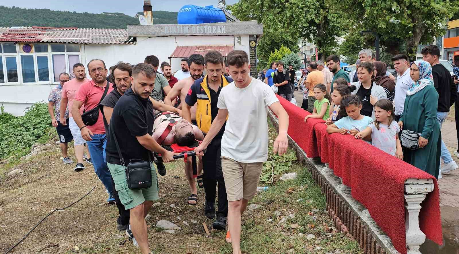 KASTAMONU'NUN CİDE İLÇESİNDE GİRDİĞİ DENİZDE AKINTIYA KAPILAN VATANDAŞ, RESTORAN ÇALIŞANI