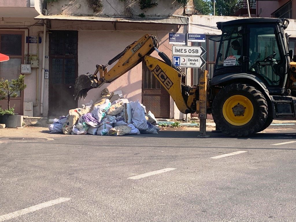 Dilovası’nda molozlar toplanıyor