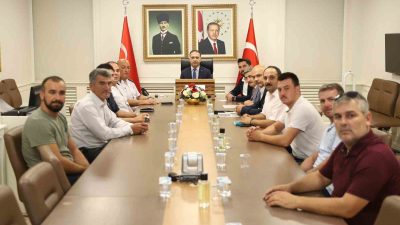 DÜZCE’DE KÖYDEN GEÇEN DOĞALGAZ HATTININ KENDİ EVLERİNE DE ULAŞMASINI İSTEYEN