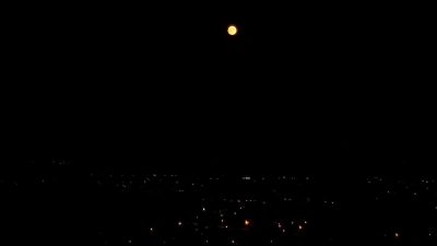 DÜZCE’DE GECE SAATLERİNDE GÖKYÜZÜNDE BELİREN DOLUNAY GÖRENLERİ HAYRAN BIRAKTI.