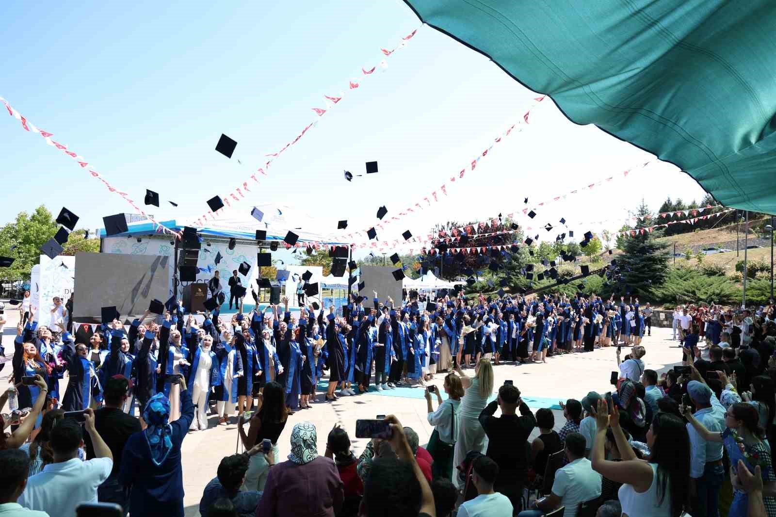 Düzce Üniversitesi’nde mezuniyet heyecanı yaşandı