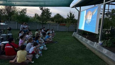 DÜZCE’DE EMEKLİ ASTSUBAY SADULLAH METE, KONAKLI KÖYÜNDEKİ EVİNİN BAHÇESİNİ AÇIK