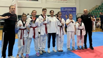 GÖLCÜK BELEDİYESPORLU 3 TEKVANDO SPORCUSU, KOCAELİ'DE DÜZENLENEN MÜSABAKALARDA ŞAMPİYON OLARAK