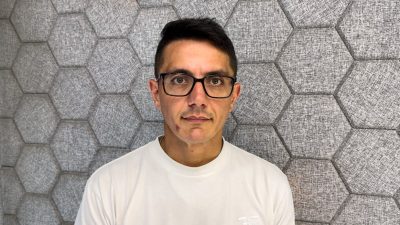 DÜZCE'NİN AKÇAKOCA İLÇESİNDE BAŞI KAPALI BİR KADIN HAŞEMA İLE HAVUZA