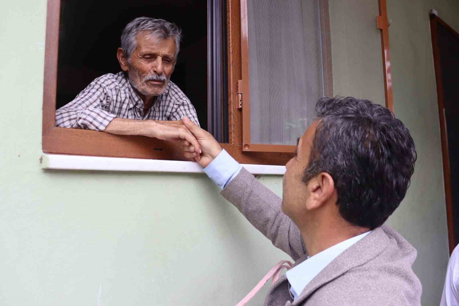 İzmit Belediyesi ekipleri vatandaşlarla bir araya gelerek talepleri dinledi