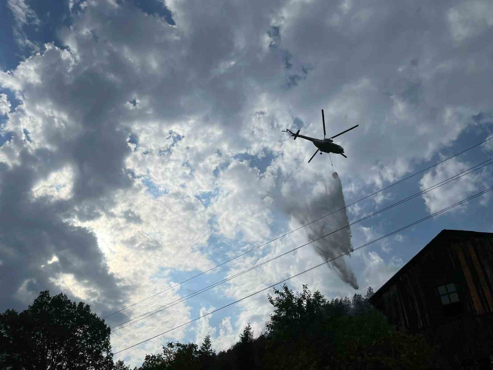 KASTAMONU'NUN AZDAVAY İLÇESİNDE ORMANLIK ALANDA YANGIN ÇIKTI. EKİPLER YANGINA HEM