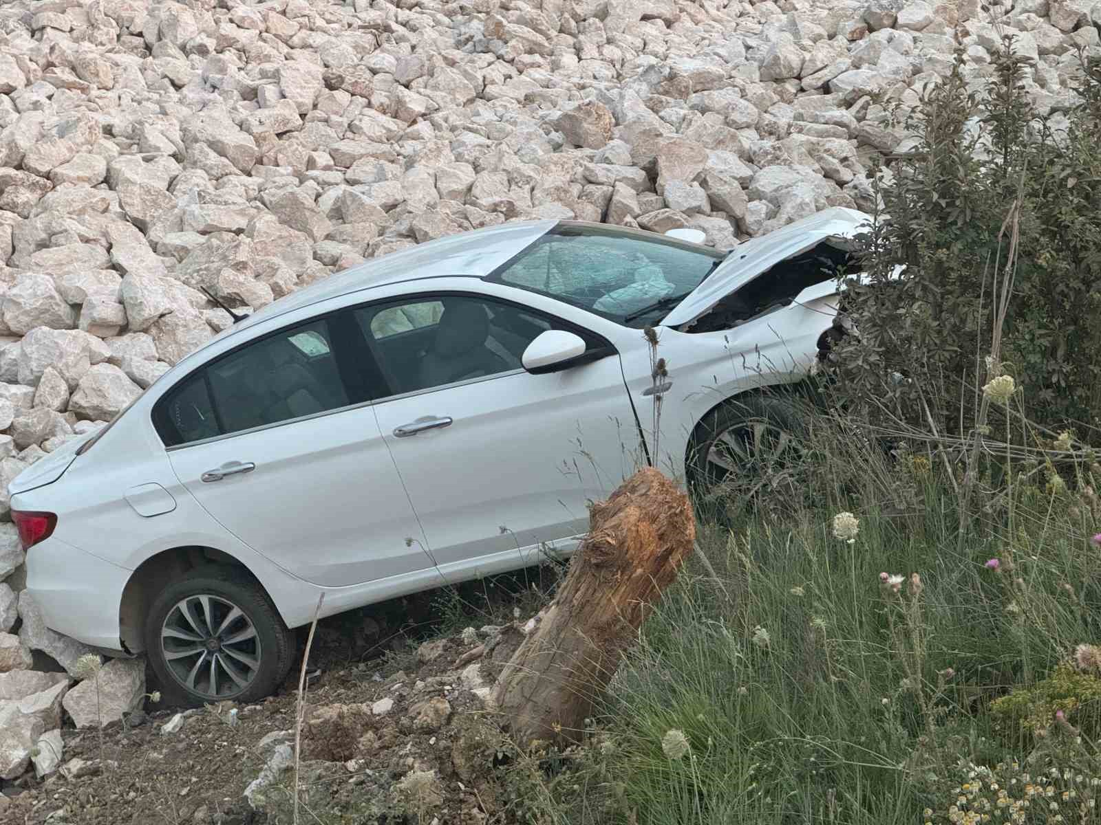 KASTAMONU-İNEBOLU KARAYOLU ÜZERİNDE HAFİF TİCARİ ARAÇ İLE OTOMOBİLİN ÇARPIŞMASI SONUCU