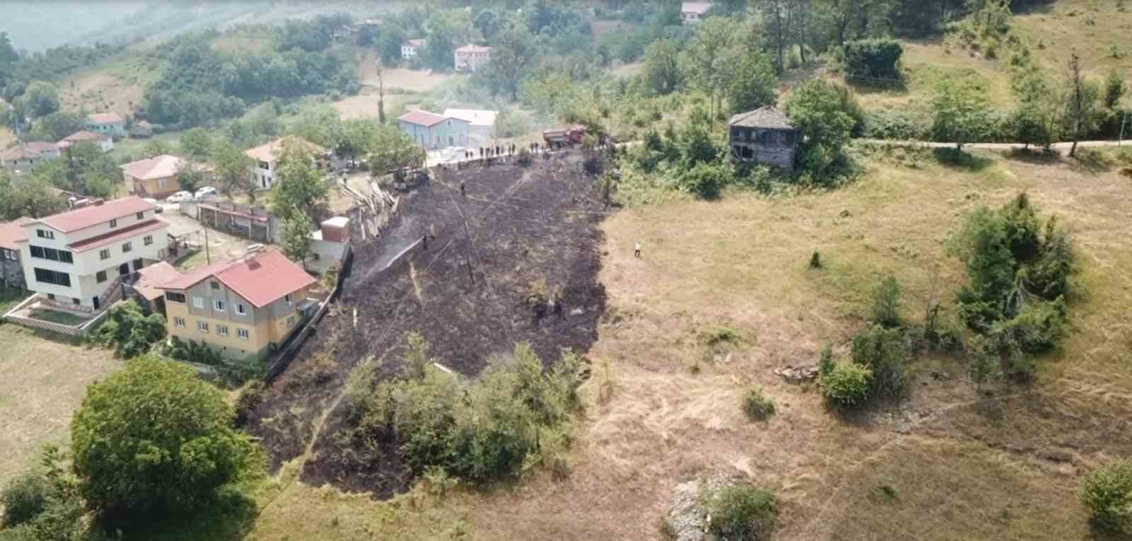 KASTAMONU’NUN ÇATALZEYTİN İLÇESİNDE TARLADA ÇIKAN ANIZ YANGINI, HEMEN BİTİŞİĞİNDE BULUNAN