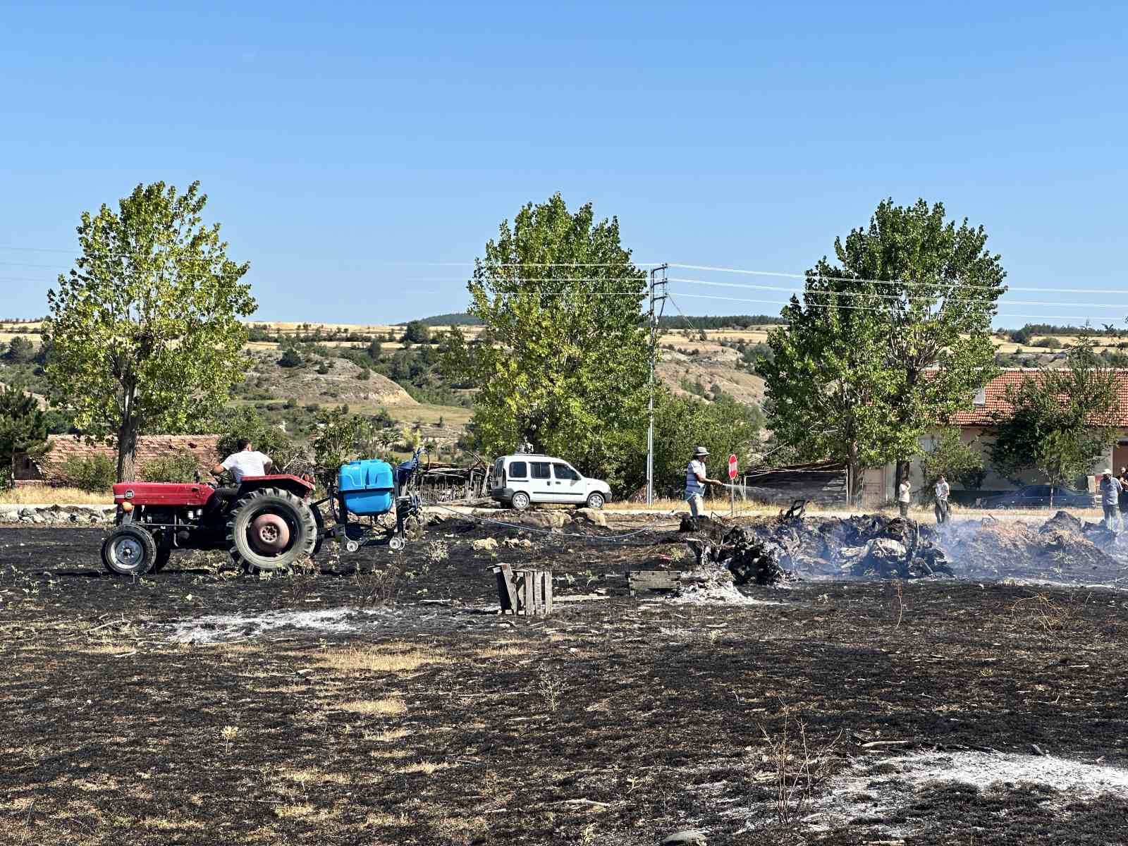 KASTAMONU’DA TARLADA ÇIKAN ANIZ YANGINI, ORMANLIK ALANA SIÇRADI. ORMANLIK ALANDA