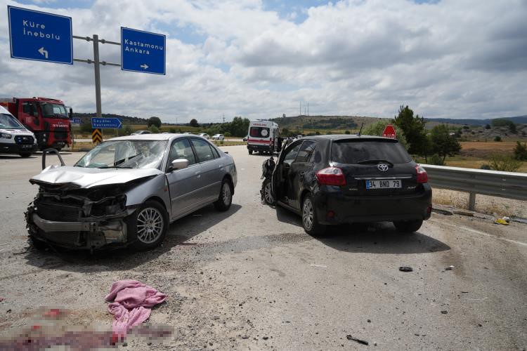 KASTAMONU’DA KAVŞAK İÇERİSİNDE 3 ARACIN KARIŞTIĞI ZİNCİRLEME TRAFİK KAZASINDA 1’İ