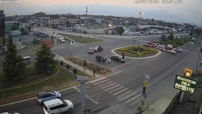 DÜZCE’DE KAVŞAĞA ANSIZIN GİRMEK İSTEYEN OTOMOBİL, YOLUNDA GİDEN CİPLE ÇARPIŞTI.