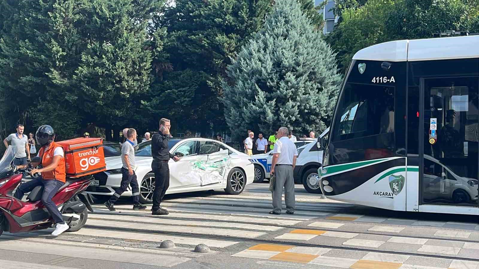 Kocaeli’de tramvay otomobile çarptı: 3 yaralı