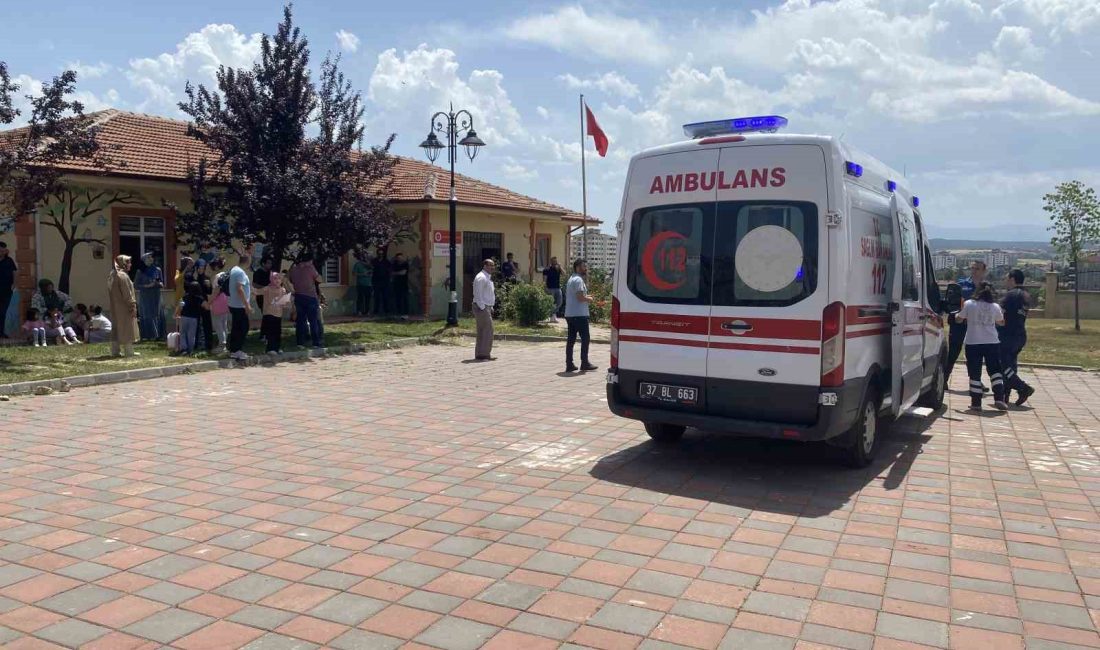 KASTAMONU'DA BULUNAN BİR KUR'AN KURSUNDA ÜSTLERİNE ALÇI TAVAN DÜŞEN İKİ