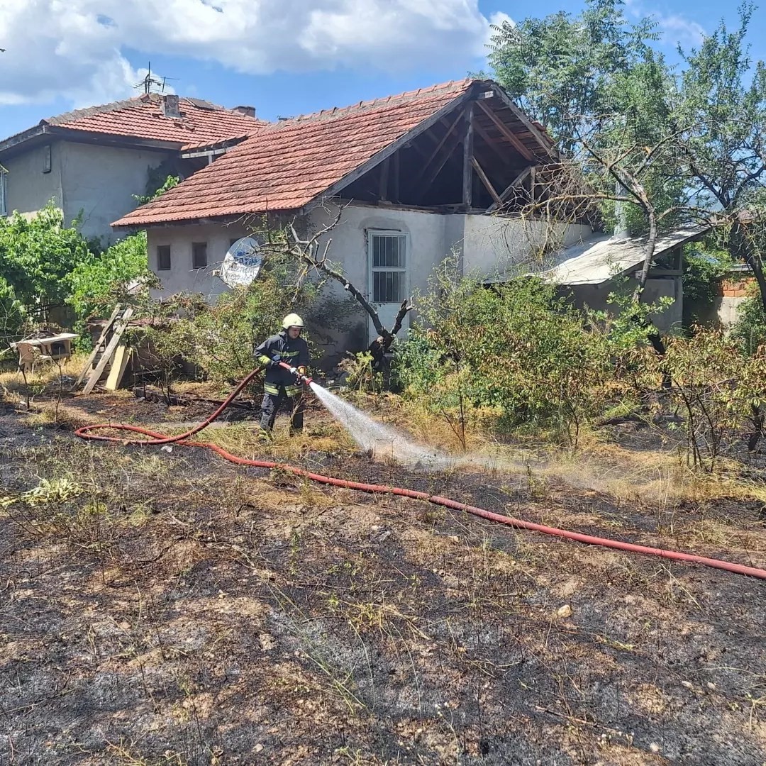 Kuru otlar alev alev yandı, erken müdahale faciayı önledi