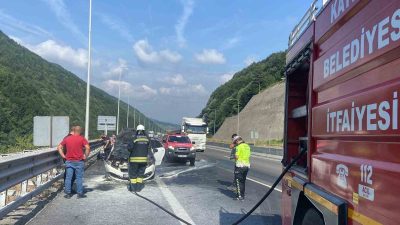 DÜZCE’DE SEYİR HALİNDEKİ OTOMOBİLİN MOTOR KISMINDA ÇIKAN YANGIN, İTFAİYE EKİPLERİ
