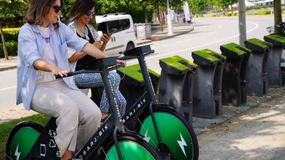 KOCAELİ'DE KENTİN FARKLI NOKTALARINA KURULAN ŞARJ-BİS’LER, HEM VATANDAŞLARI SPORA TEŞVİK