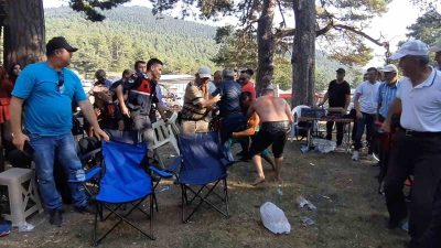 BOLU’NUN MUDURNU İLÇESİNDE ŞİMŞİR BAYRAMI’NDA GÜREŞEN İKİ GÜREŞÇİDEN BİRİ GÜREŞMENİN