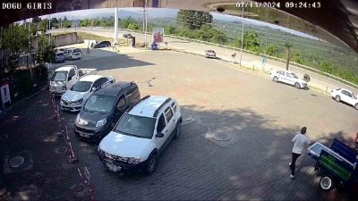 DÜZCE'NİN AKÇAKOCA İLÇESİNDE HAREKET HALİNDEKİ MİNİBÜSÜN ARKASINDAKİ RÖMORKTAN KOPAN LASTİK,