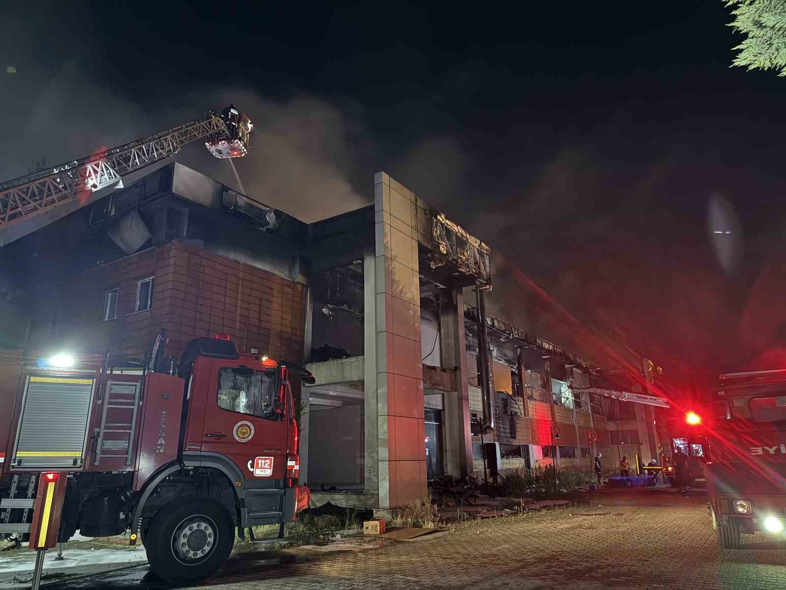 Şehirdeki tüm itfaiye ekiplerinin seferber olduğu fabrika yangını kontrol altında