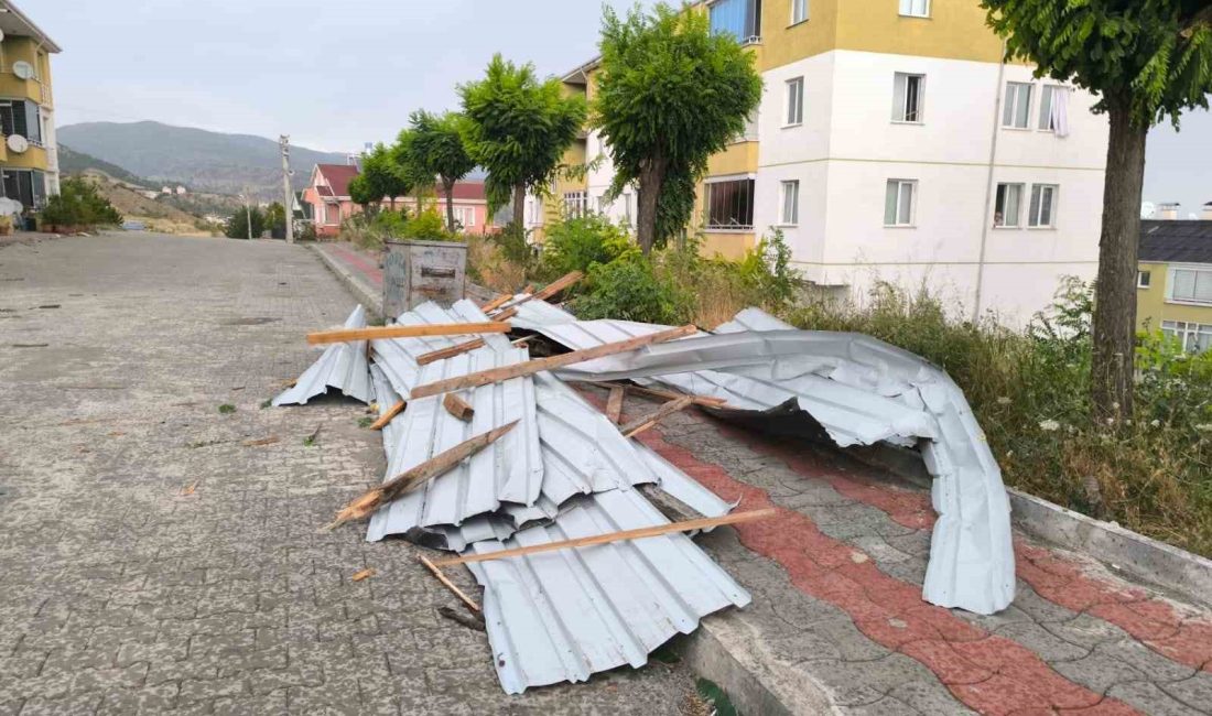 KASTAMONU’NUN TOSYA İLÇESİNDE ETKİLİ OLAN ŞİDDETLİ RÜZGARA DAYANAMAYAN BAZI EVLERİN