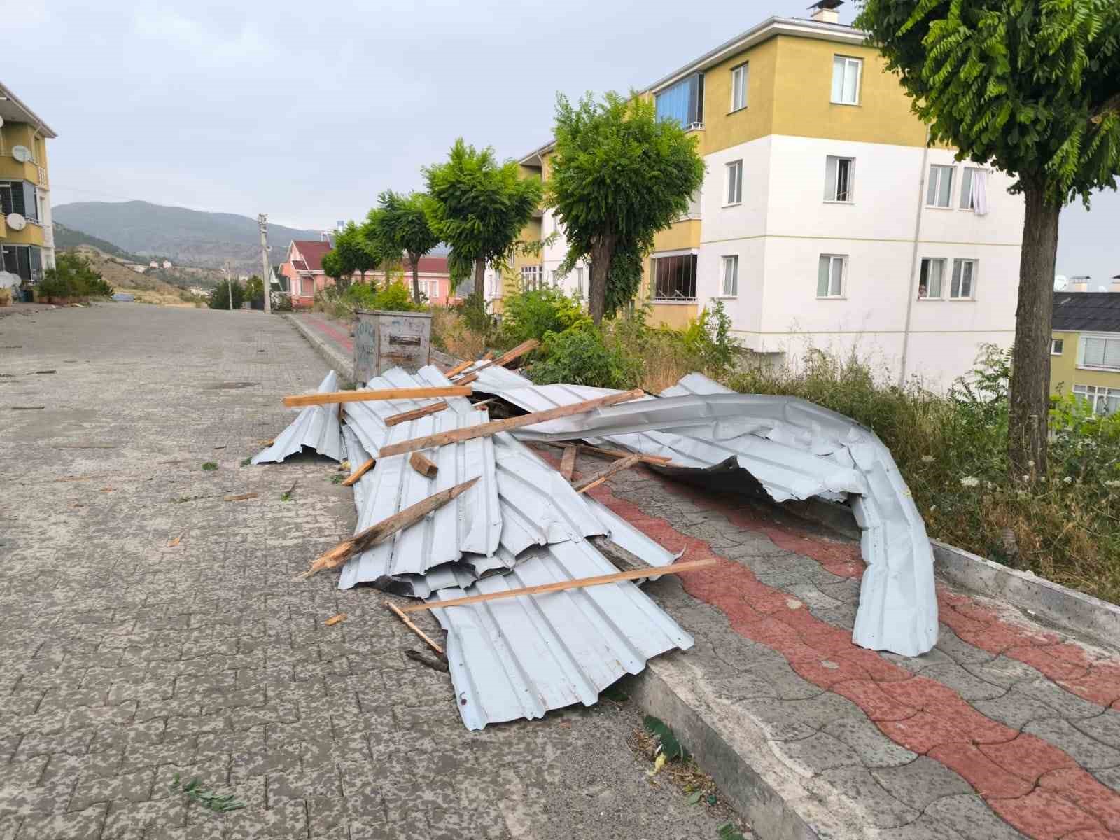 KASTAMONU’NUN TOSYA İLÇESİNDE ETKİLİ OLAN ŞİDDETLİ RÜZGARA DAYANAMAYAN BAZI EVLERİN