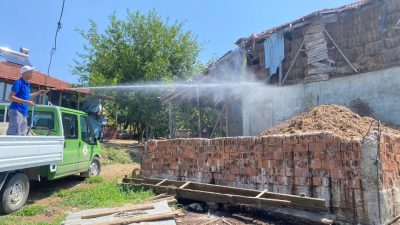 DÜZCE’NİN GÜMÜŞOVA İLÇESİNDE KARA SİNEKLE MÜCADELE İÇİN AHIRLARDA İLAÇLAMA YAPILDI.