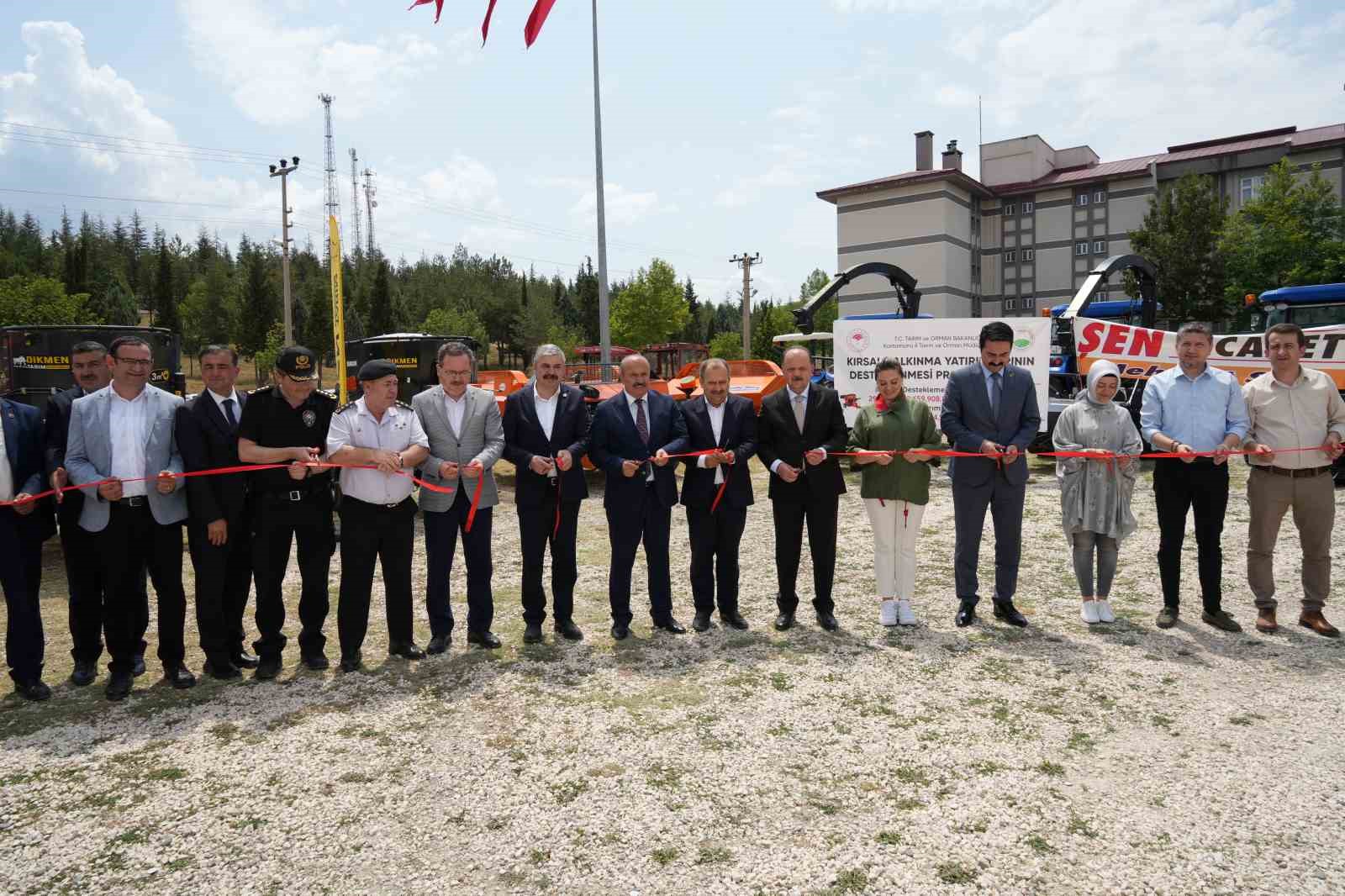 SAĞLANAN DESTEKLERLE ALINAN MAKİNE VE EKİPMANLAR ÇİFTÇİLERE DÜZENLENEN TÖRENLE DAĞITILDI.